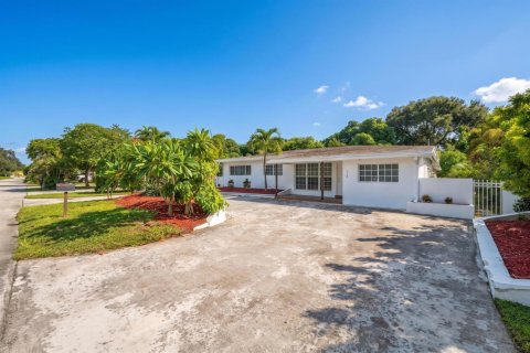Villa ou maison à vendre à Miami, Floride: 5 chambres, 271.83 m2 № 2406104 - photo 18