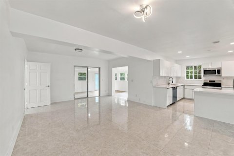 Villa ou maison à vendre à Miami, Floride: 5 chambres, 271.83 m2 № 2406104 - photo 2