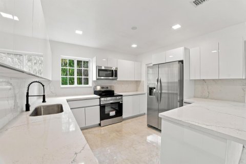 Villa ou maison à vendre à Miami, Floride: 5 chambres, 271.83 m2 № 2406104 - photo 3