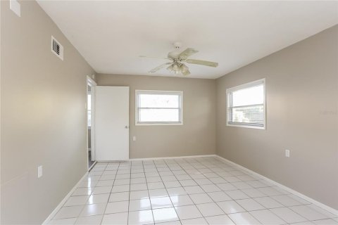 House in Saint Petersburg, Florida 4 bedrooms, 137.12 sq.m. № 1853326 - photo 8