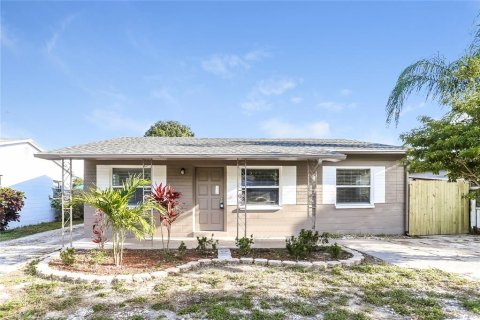 House in Saint Petersburg, Florida 4 bedrooms, 137.12 sq.m. № 1853326 - photo 1