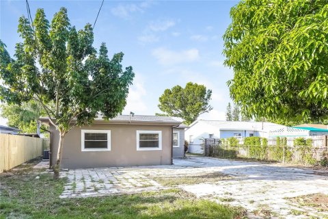 House in Saint Petersburg, Florida 4 bedrooms, 137.12 sq.m. № 1853326 - photo 16