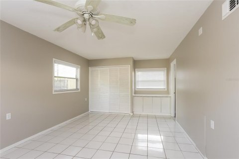 House in Saint Petersburg, Florida 4 bedrooms, 137.12 sq.m. № 1853326 - photo 7