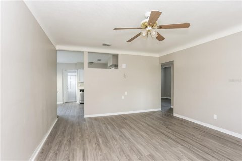 House in Saint Petersburg, Florida 4 bedrooms, 137.12 sq.m. № 1853326 - photo 4