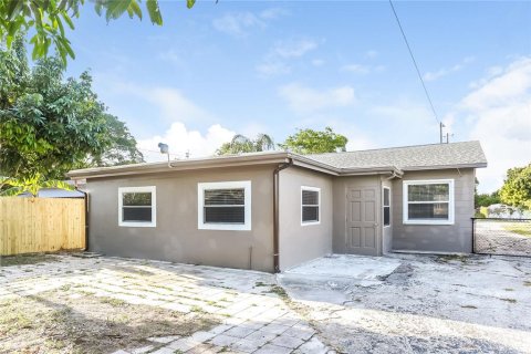 House in Saint Petersburg, Florida 4 bedrooms, 137.12 sq.m. № 1853326 - photo 15