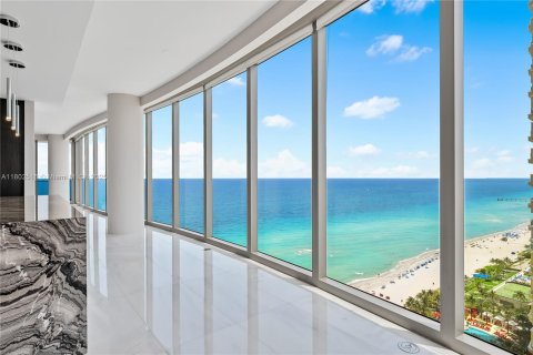 Condominio en alquiler en Sunny Isles Beach, Florida, 5 dormitorios, 353.31 m2 № 1874584 - foto 1