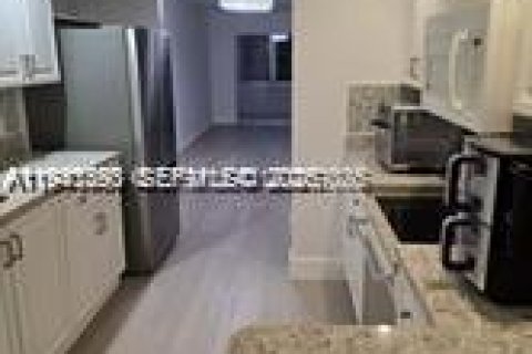 Condo in Pembroke Pines, Florida, 2 bedrooms  № 2060217 - photo 2