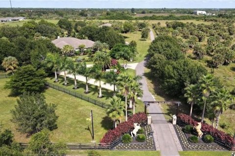 House in Punta Gorda, Florida 5 bedrooms, 338.63 sq.m. № 2202990
