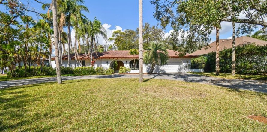 House in Tampa, Florida 5 bedrooms, 295.71 sq.m. № 1733875