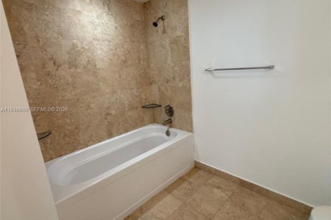 Condo in Miami, Florida, 2 bedrooms  № 2002828 - photo 4