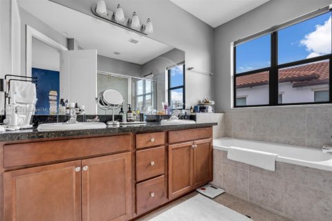 Adosado en venta en Pembroke Pines, Florida, 3 dormitorios, 178.28 m2 № 1707922 - foto 17