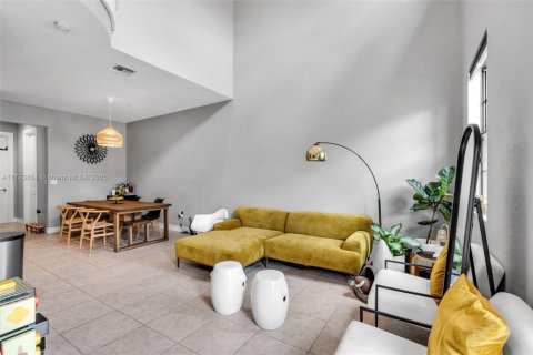 Adosado en venta en Pembroke Pines, Florida, 3 dormitorios, 178.28 m2 № 1707922 - foto 9