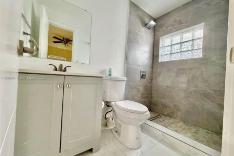Immobilier commercial à vendre à Miami, Floride: 158.4 m2 № 2301894 - photo 10