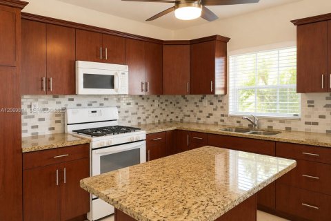 Immobilier commercial à vendre à Miami, Floride: 158.4 m2 № 2301894 - photo 2