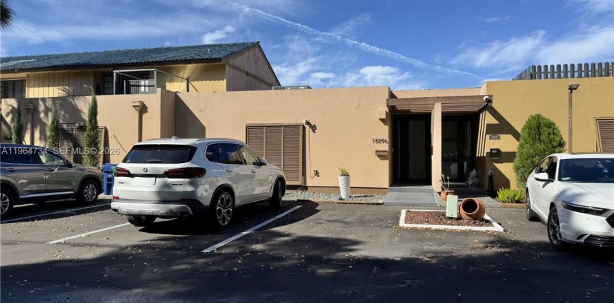 Adosado en Miami Lakes, Florida 2 dormitorios, 135.64 m2 № 2026064