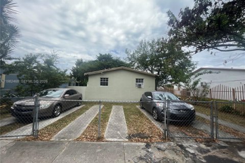 Immobilier commercial à Miami, Floride 122.63 m2 № 2050075