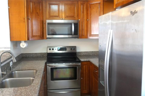 Condo in Miami, Florida, 3 bedrooms  № 2023471 - photo 4