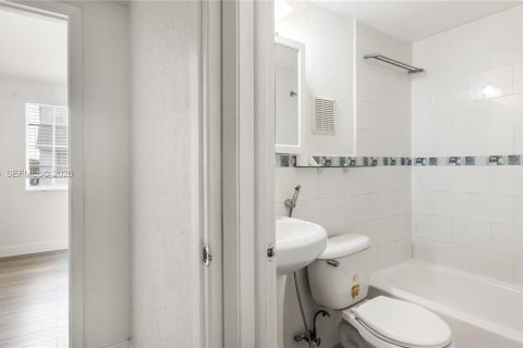 Condo in Miami, Florida, 3 bedrooms  № 2023471 - photo 23