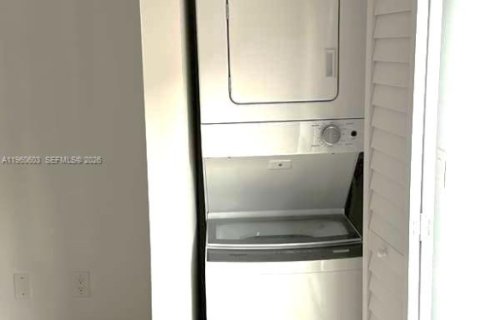 Condo in Miami, Florida, 3 bedrooms  № 2023471 - photo 22