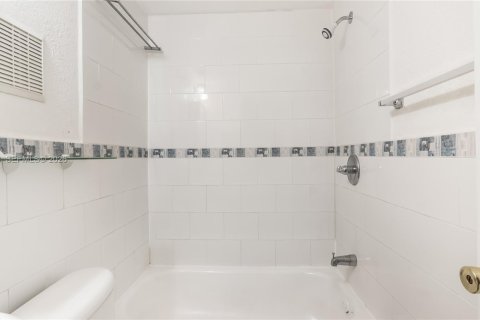 Condo in Miami, Florida, 3 bedrooms  № 2023471 - photo 25