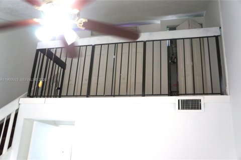 Condo in Miami, Florida, 3 bedrooms  № 2023471 - photo 13