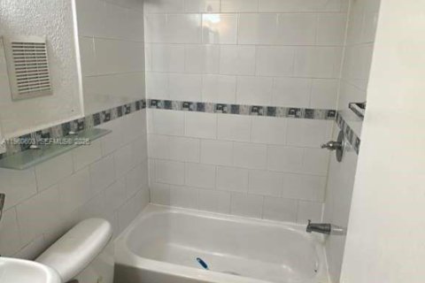 Condo in Miami, Florida, 3 bedrooms  № 2023471 - photo 19