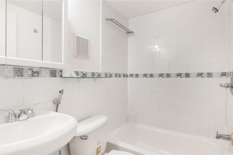 Condo in Miami, Florida, 3 bedrooms  № 2023471 - photo 24
