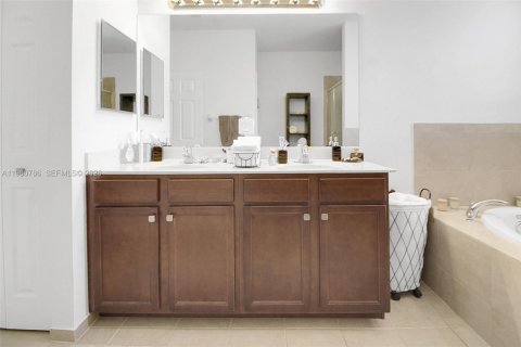 Купить виллу или дом в Майами, Флорида 5 спален, 227.05м2, № 2049071 - фото 28