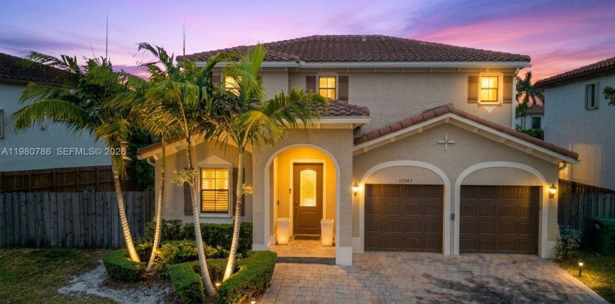 Дом в Майами, Флорида 5 спален, 227.05м2 № 2049071