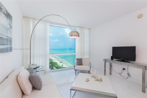 Condominio en Miami Beach, Florida, 1 dormitorio  № 2076880