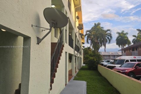 Condominio en venta en Hialeah, Florida, 2 dormitorios, 98.1 m2 № 1809412 - foto 2