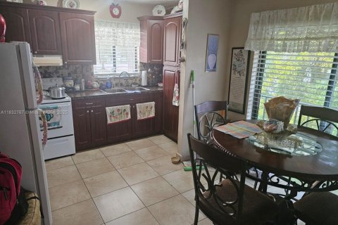 Condominio en venta en Hialeah, Florida, 2 dormitorios, 98.1 m2 № 1809412 - foto 1