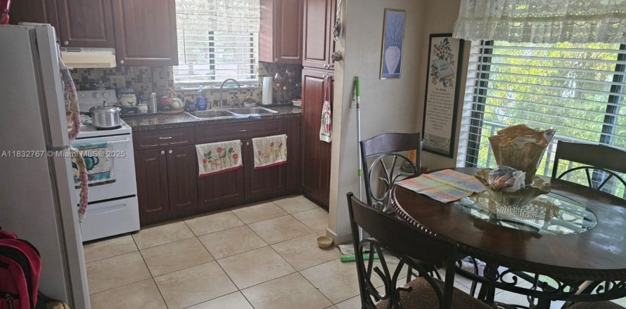 Condominio en Hialeah, Florida, 2 dormitorios  № 1809412