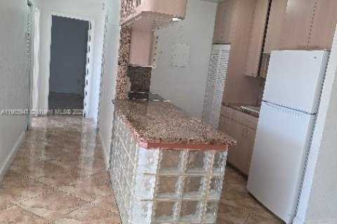 Снять в аренду квартиру в Майами, Флорида 2 спальни, 79.15м2, № 1957016 - фото 3