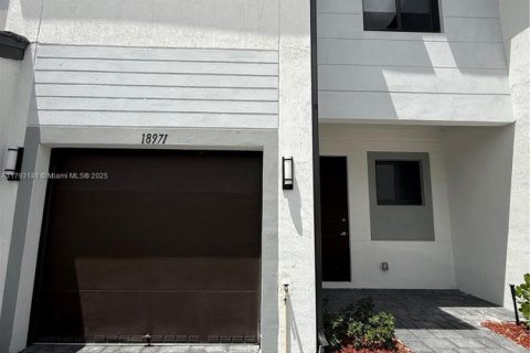 Townhouse in Florida City, Florida 3 bedrooms № 1862053 - photo 1