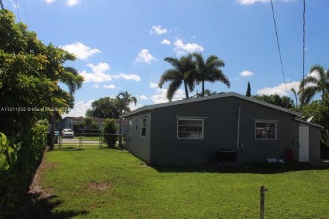 Casa en venta en Miami Gardens, Florida, 2 dormitorios, 74.88 m2 № 1968201 - foto 15