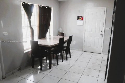 Casa en venta en Miami Gardens, Florida, 2 dormitorios, 74.88 m2 № 1968201 - foto 23