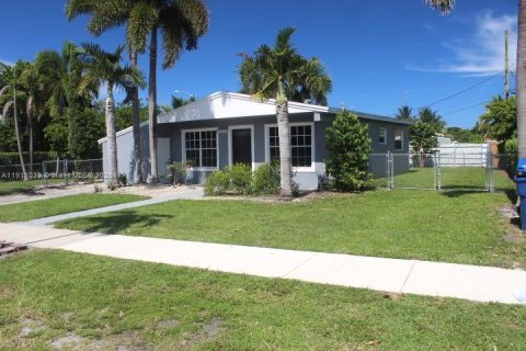 Casa en venta en Miami Gardens, Florida, 2 dormitorios, 74.88 m2 № 1968201 - foto 2