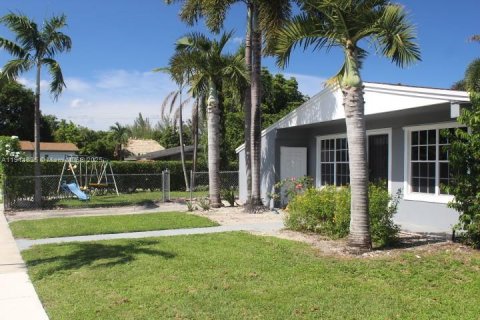 Casa en venta en Miami Gardens, Florida, 2 dormitorios, 74.88 m2 № 1968201 - foto 12
