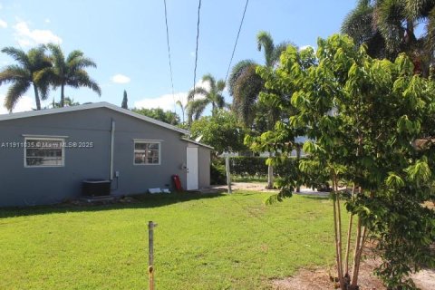 Casa en venta en Miami Gardens, Florida, 2 dormitorios, 74.88 m2 № 1968201 - foto 16