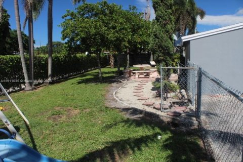 Casa en venta en Miami Gardens, Florida, 2 dormitorios, 74.88 m2 № 1968201 - foto 10