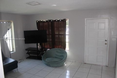 Casa en venta en Miami Gardens, Florida, 2 dormitorios, 74.88 m2 № 1968201 - foto 26