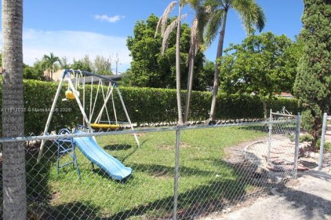 Casa en venta en Miami Gardens, Florida, 2 dormitorios, 74.88 m2 № 1968201 - foto 11