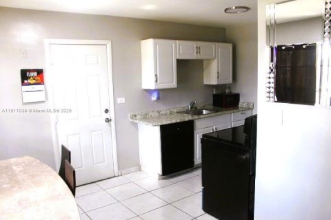 Casa en venta en Miami Gardens, Florida, 2 dormitorios, 74.88 m2 № 1968201 - foto 22