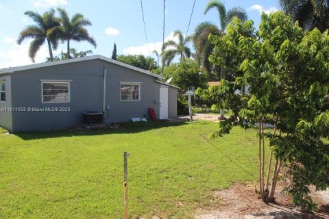Casa en venta en Miami Gardens, Florida, 2 dormitorios, 74.88 m2 № 1968201 - foto 17