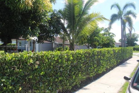 Casa en venta en Miami Gardens, Florida, 2 dormitorios, 74.88 m2 № 1968201 - foto 8