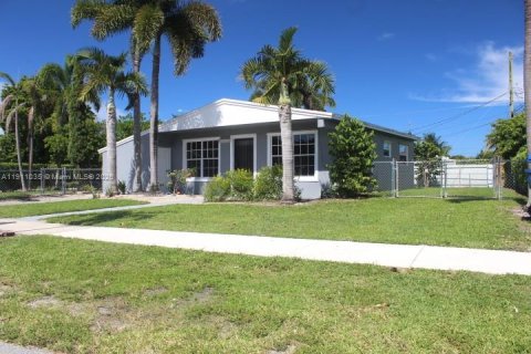Casa en venta en Miami Gardens, Florida, 2 dormitorios, 74.88 m2 № 1968201 - foto 1