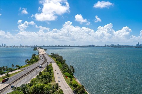 Condo in Miami, Florida, 2 bedrooms  № 2031681 - photo 22