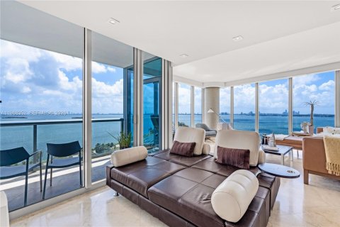 Condo in Miami, Florida, 2 bedrooms  № 2031681 - photo 5