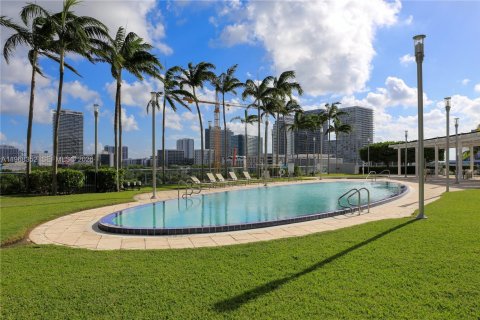 Condo in Miami, Florida, 2 bedrooms  № 2031681 - photo 27